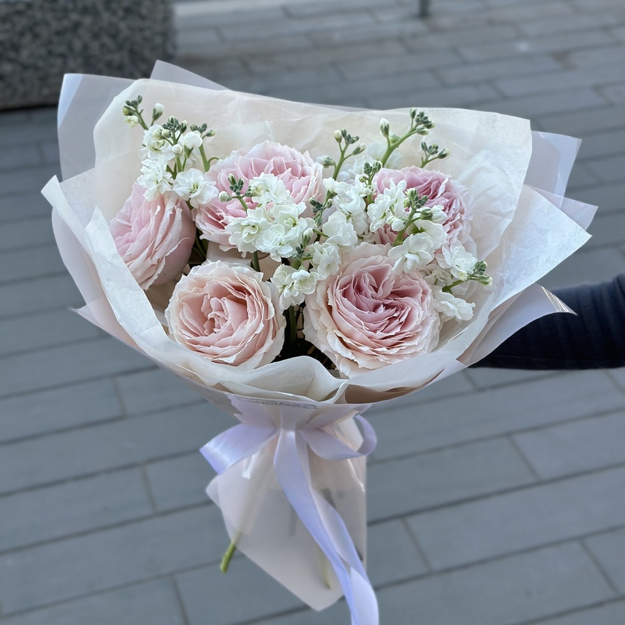 Дуо-букет из пионовидных роз Tsumugi и маттиолы