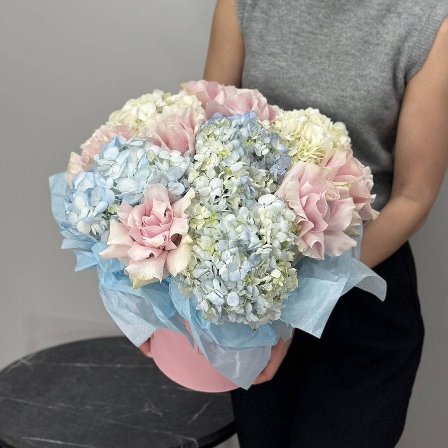 Дуо-композиция в боксе с гортензией и французскими розами