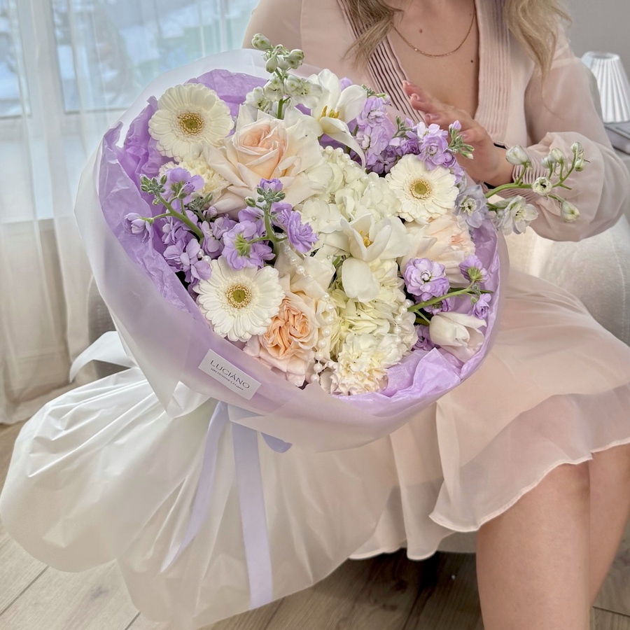 Авторский букет в бело-фиолетовой гамме с тюльпанами