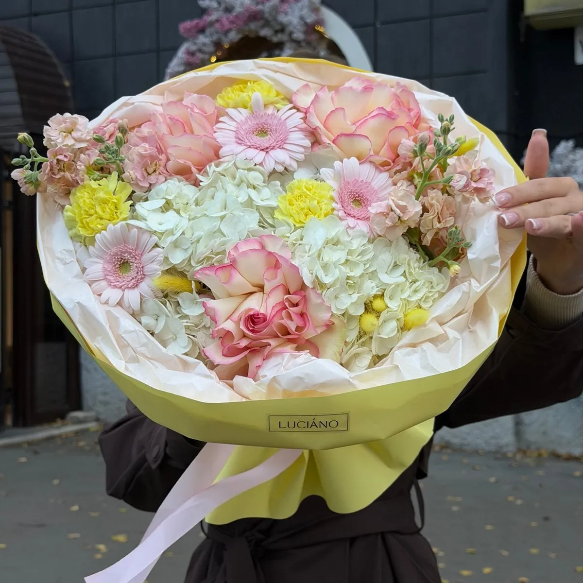 Авторский букет с диантусами и гермини