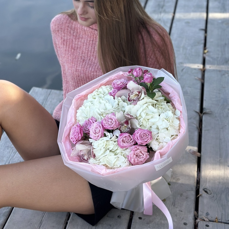 Авторский букет с орхидеей и кустовой розой