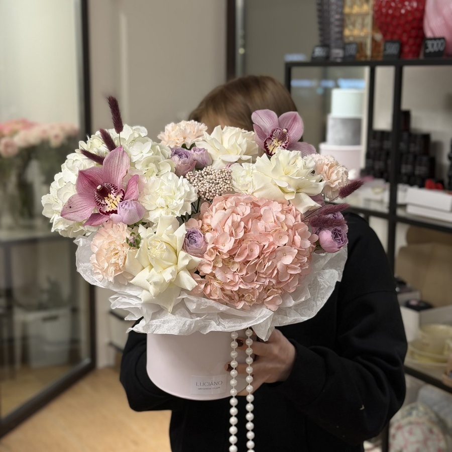 Авторская композиция с диантусами и орхидеями