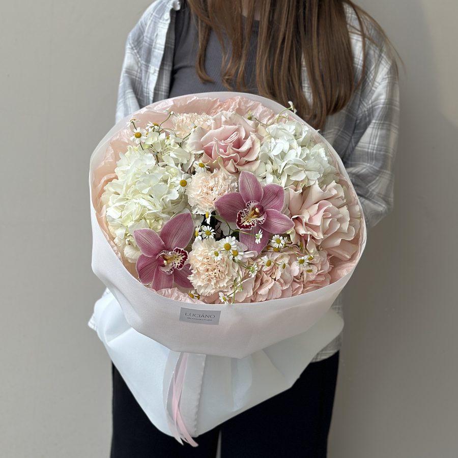 Авторский букет с орхидеями и танацетумом