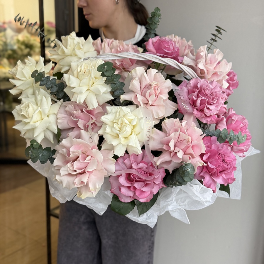 Корзина из французских роз с эвкалиптом - 21 шт