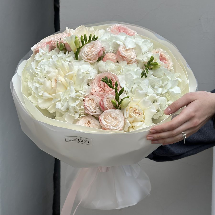 Авторский букет с кустовой розой и фрезией