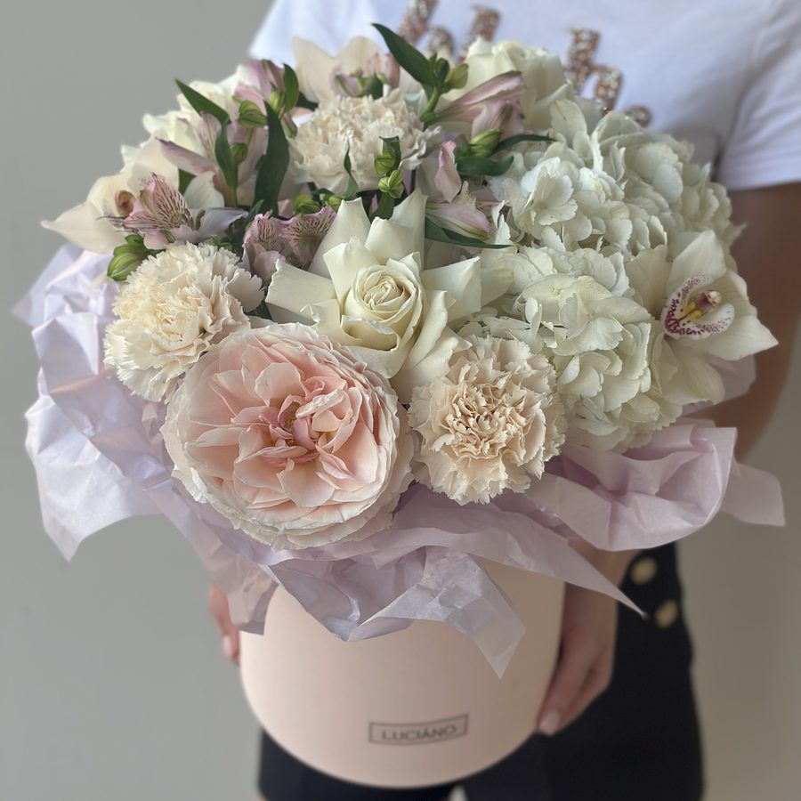 Авторская композиция с диантусами, альстромериями и пионовидными розами