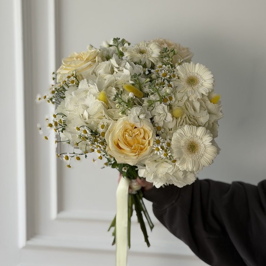 Фреш-букет с розами Candle Light и танацетумом