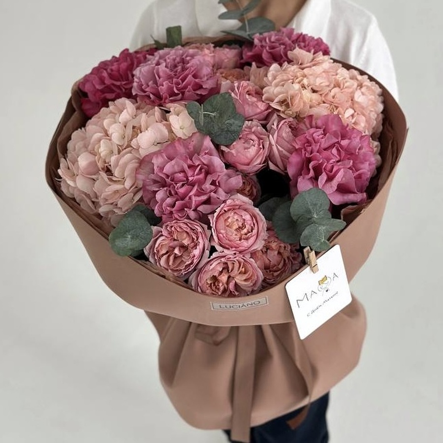 Авторский букет с кустовыми розами и гортензиями