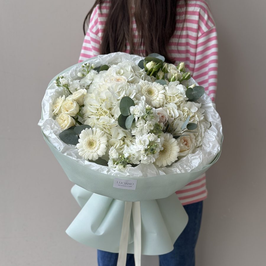 Авторский букет с маттиолой и гермини