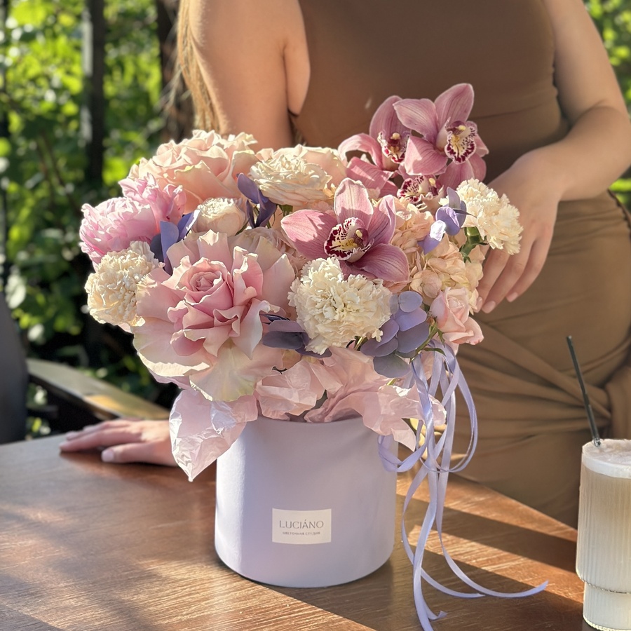 Авторская композиция с орхидеей и французскими розами