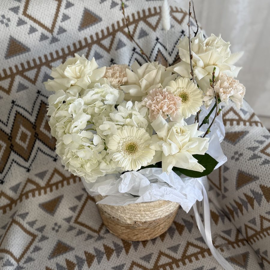 Авторская композиция с розами Playa Blanca и диантусами