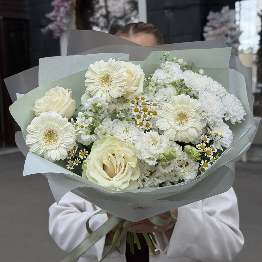Авторский букет с танацетумом и эустомой