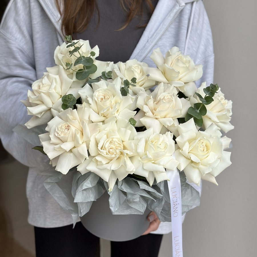 Композиция из французских роз Playa Blanca и эвкалипта