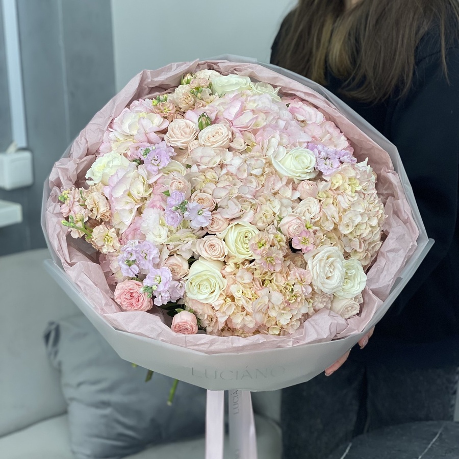 Авторский букет из маттиолы, роз и гортензии