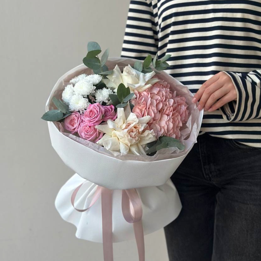 Авторский букет с кустовыми розами и хризантемой Сантини