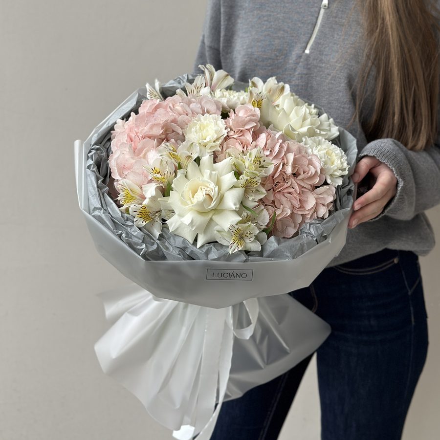 Авторский букет с французскими розами и альстромериями