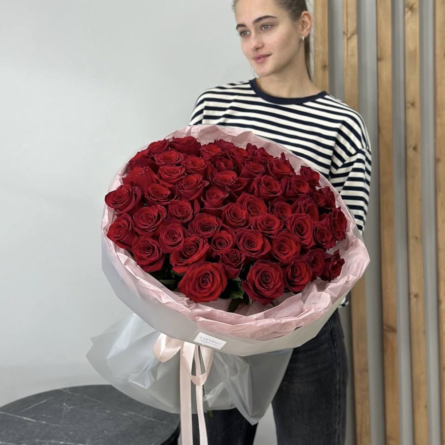 Моно букет из красных роз Explorer - 51 шт