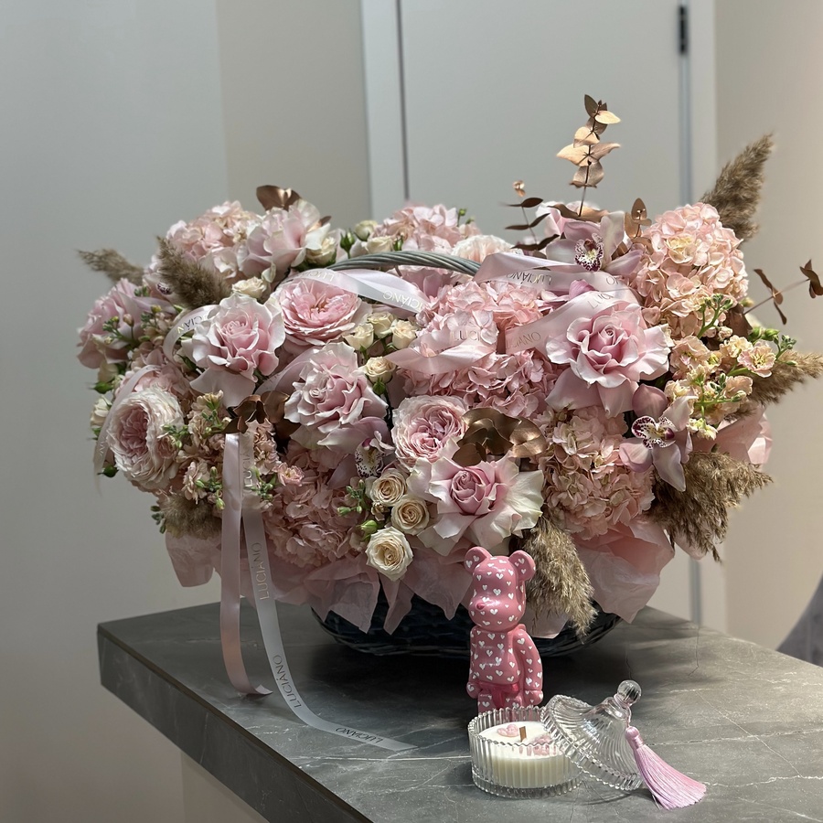 Авторская WOW-композиция в розовых оттенках в корзине