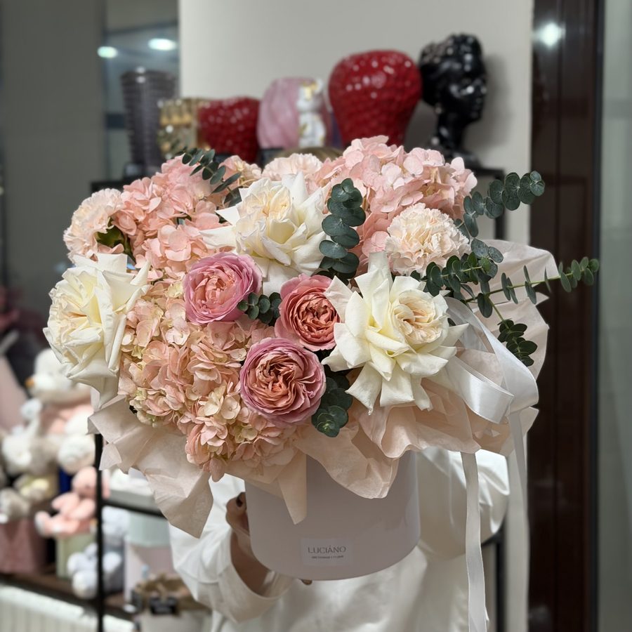 Авторская композиция c пионовидными розами