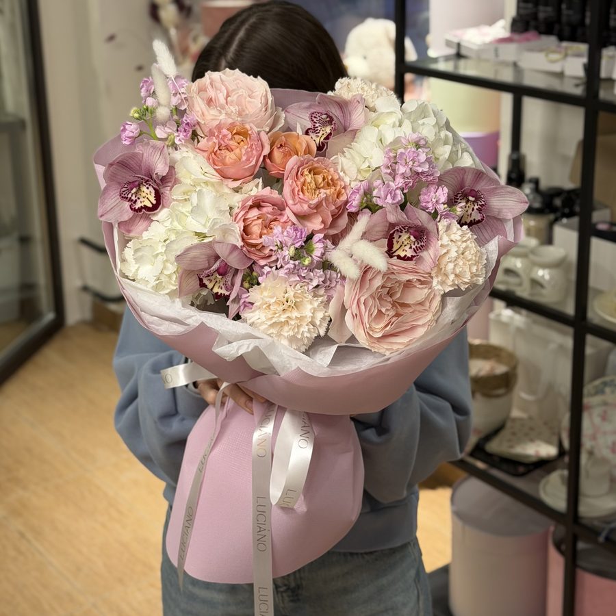 Авторский букет с орхидеями и лагурусом