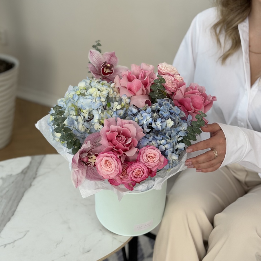 Авторская композиция из гортензий и роз Country Blues