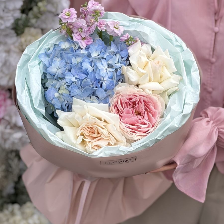 Авторский букет с розой Tsumugi и маттиолой