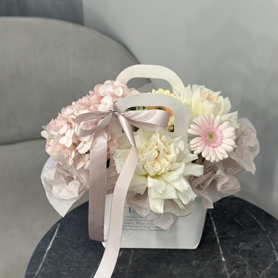 Авторская композиция с гортензией, французскими розами и гермини