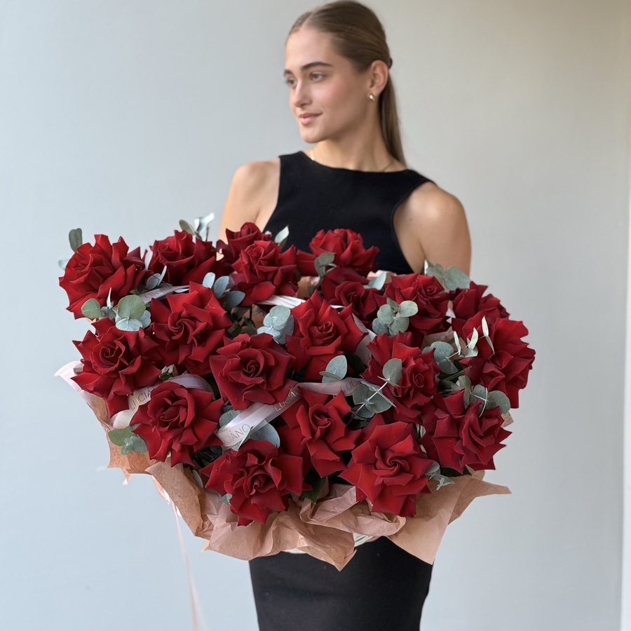 Корзина из французских роз Explorer - 25 шт и эвкалипта