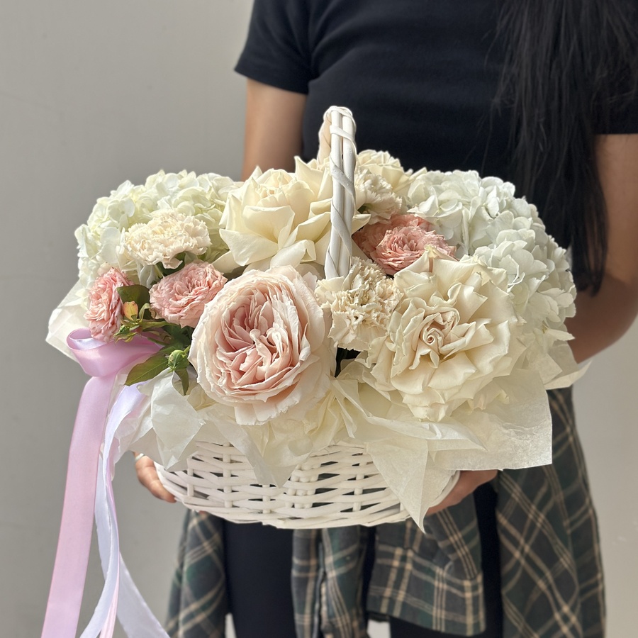 Авторская композиция в плетеной корзине с пионовидными розами