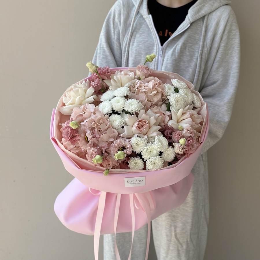 Авторский букет с хризантемой Сантини, эустомой и розами Pink O’hara