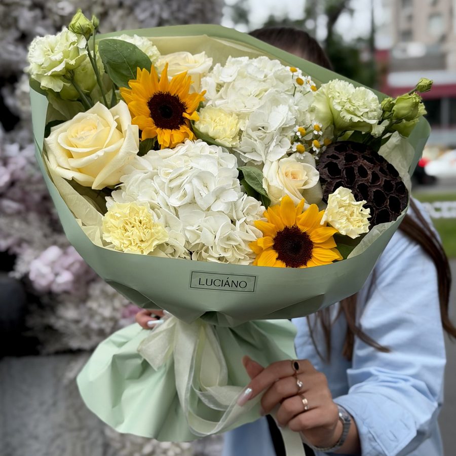 Авторский букет с подсолнухами и розами Candle Light