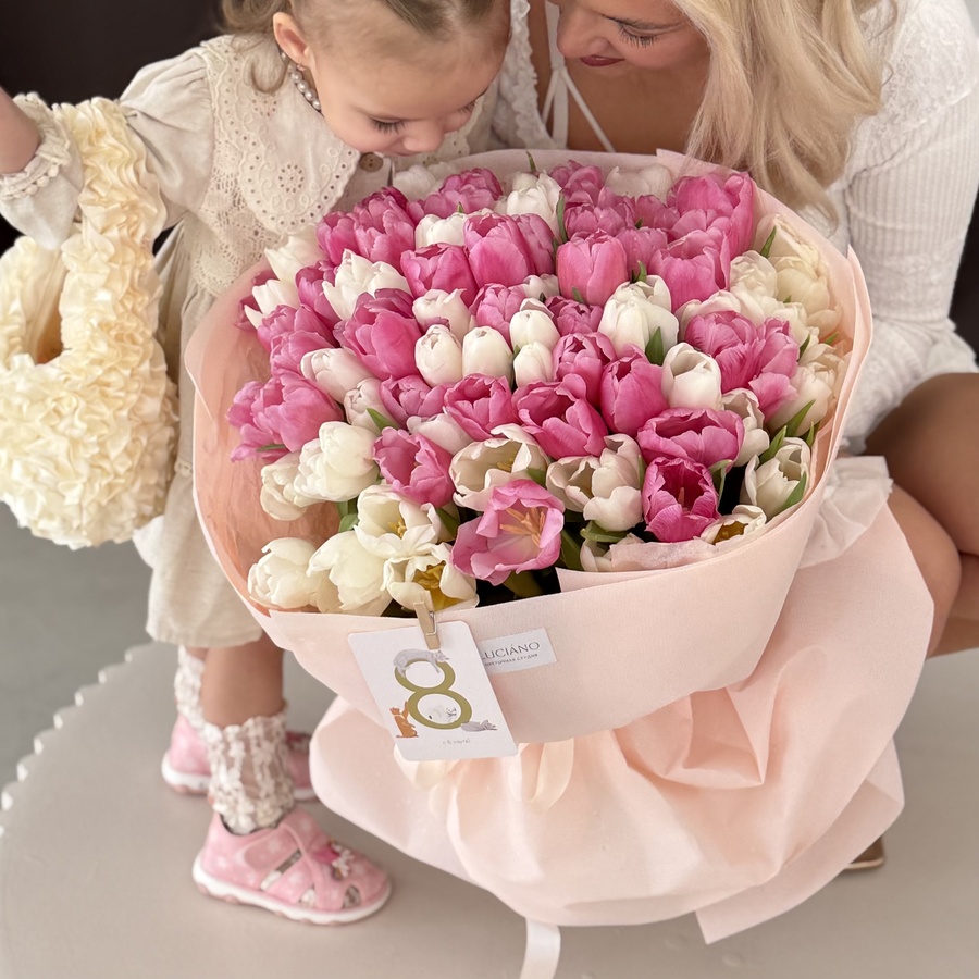 Моно-букет из белых и розовых тюльпанов - 101 шт