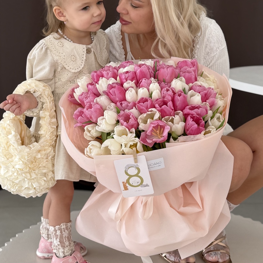 Моно-букет из тюльпанов в бело-розовой гамме - 101 шт