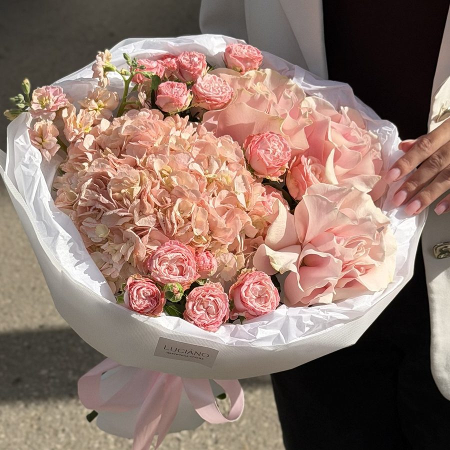 Авторский букет с французской розой Pink Modial и маттиолой