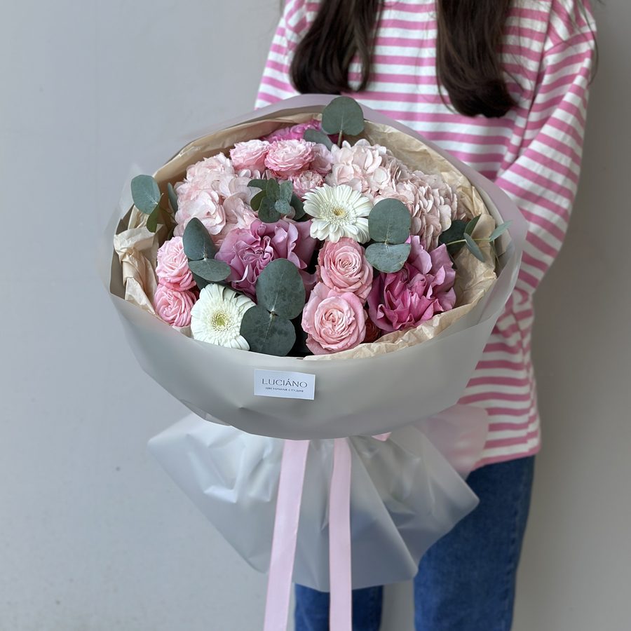 Авторский букет с гермини и пионовидными розами