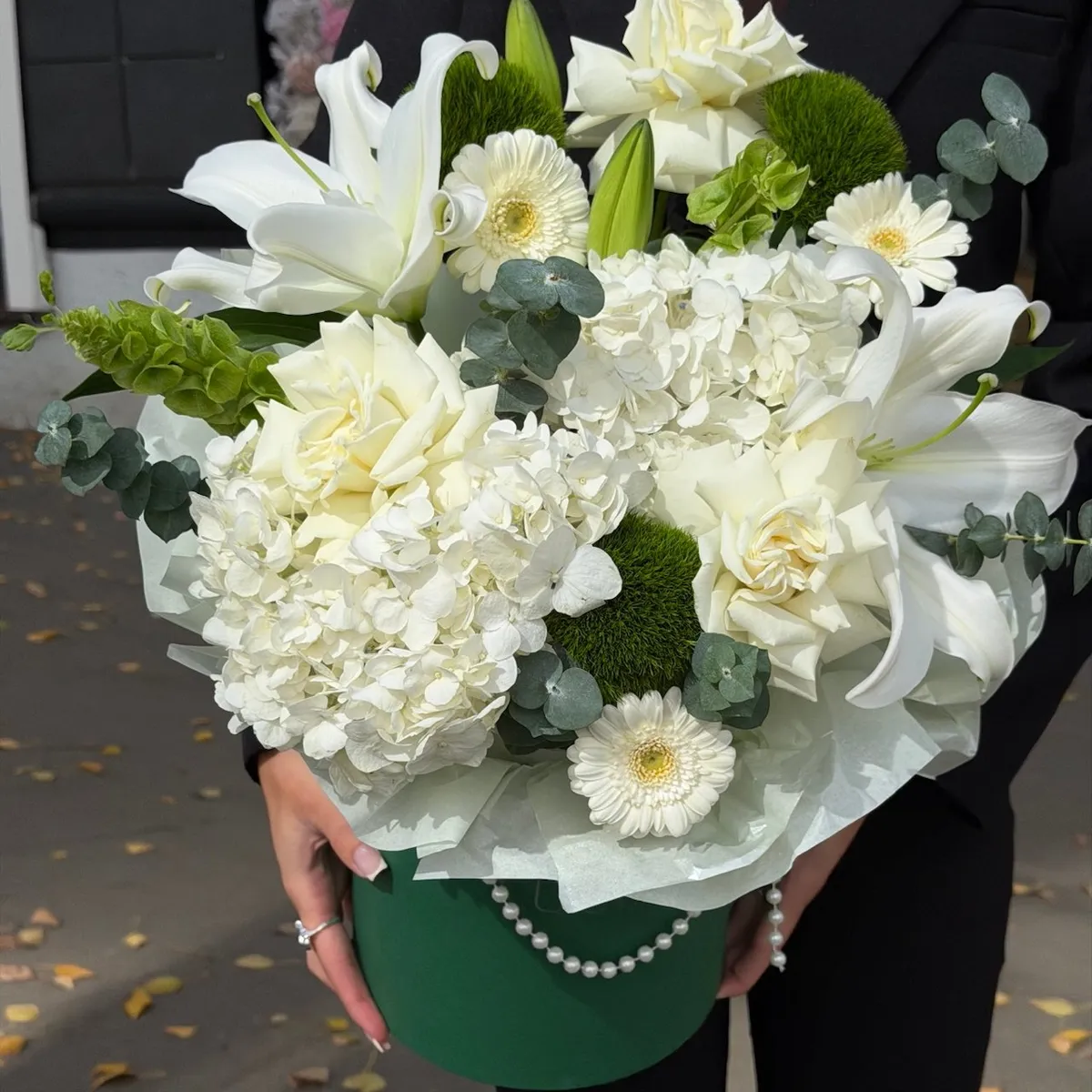 Авторская композиция с лилией и гвоздикой киви