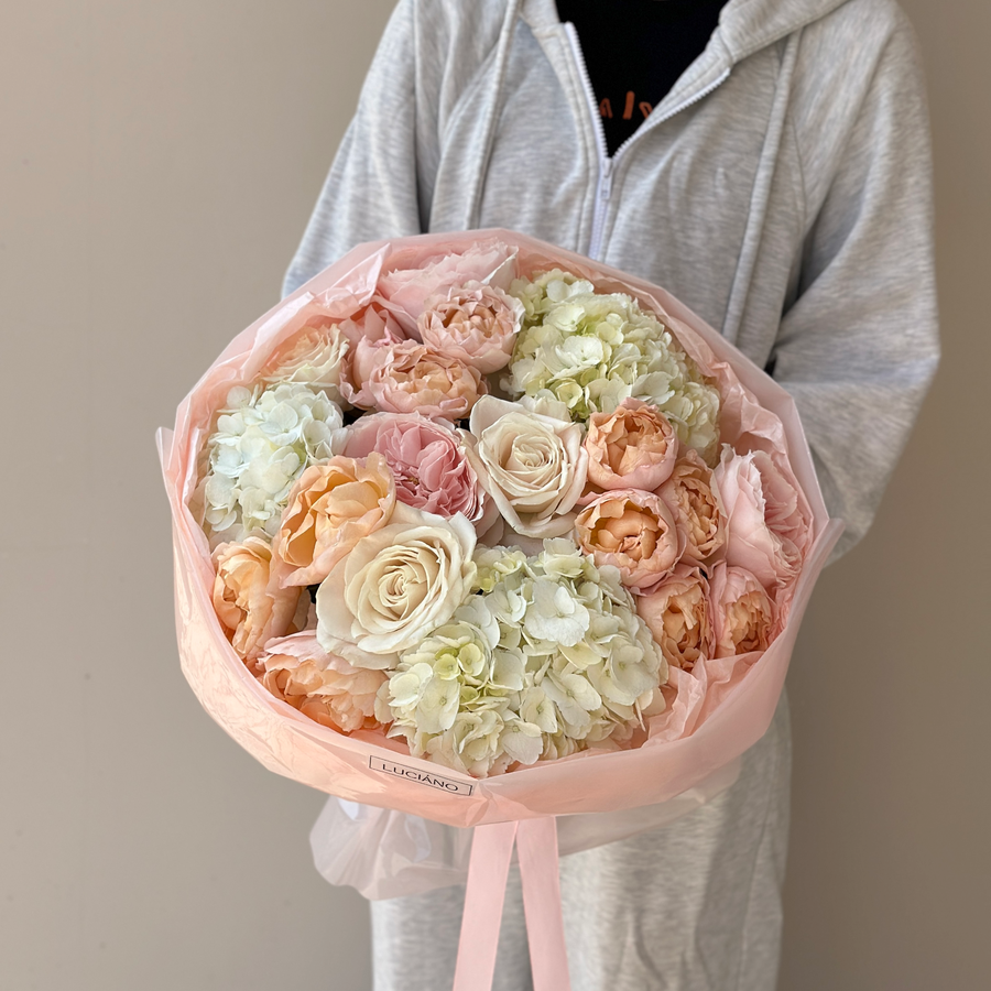 Авторский букет с кустовыми розами и playa blanca