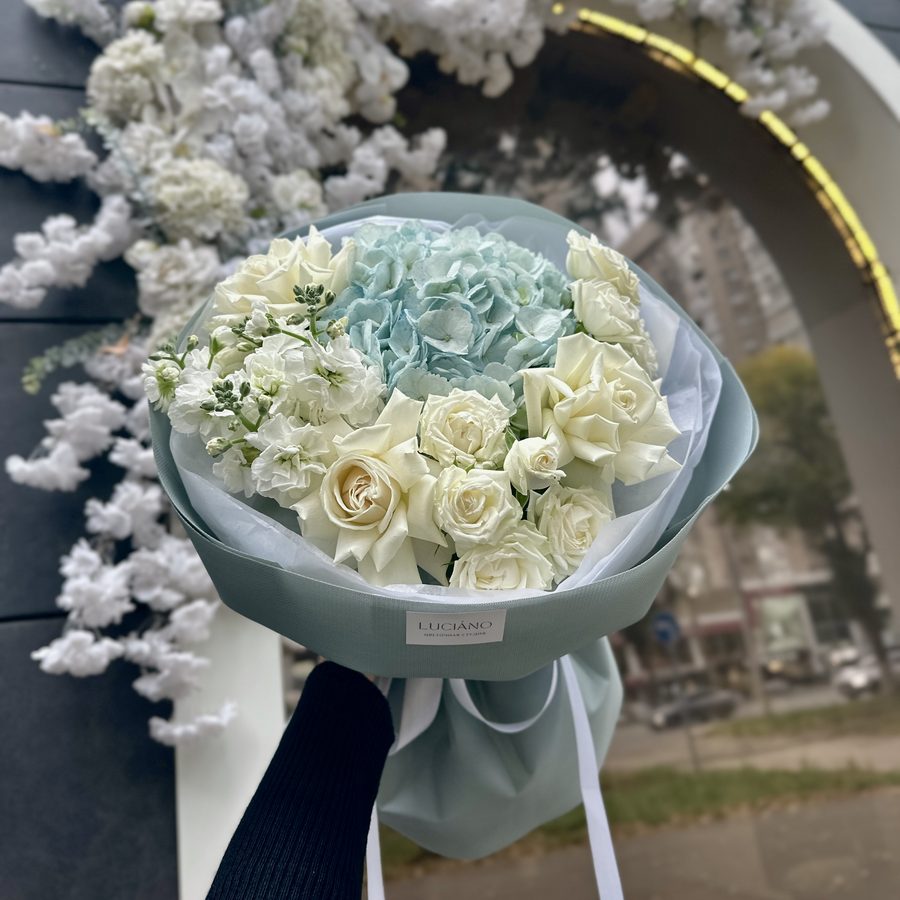 Авторский букет в бело-голубой гамме