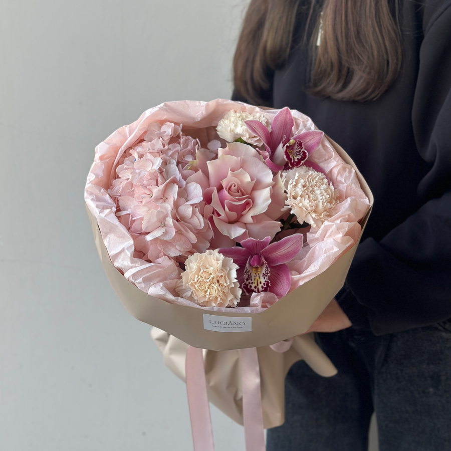 Букет-комплимент с орхидеями и диантусами