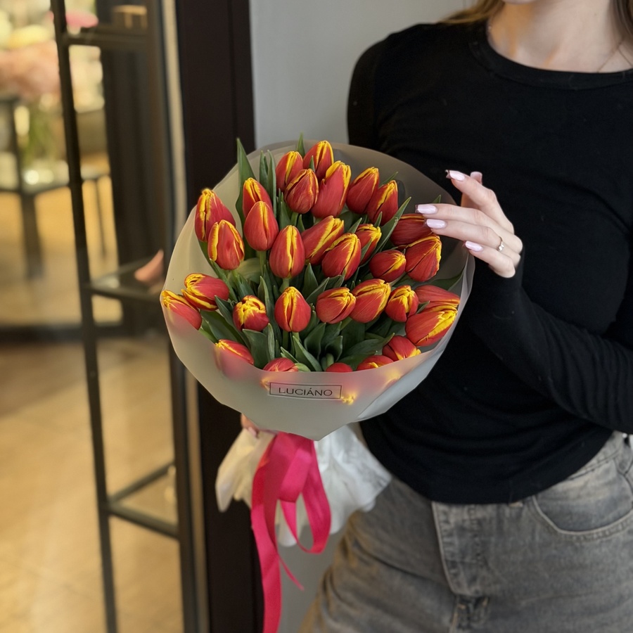 Моно-букет из красно-желтых тюльпанов - 31 шт