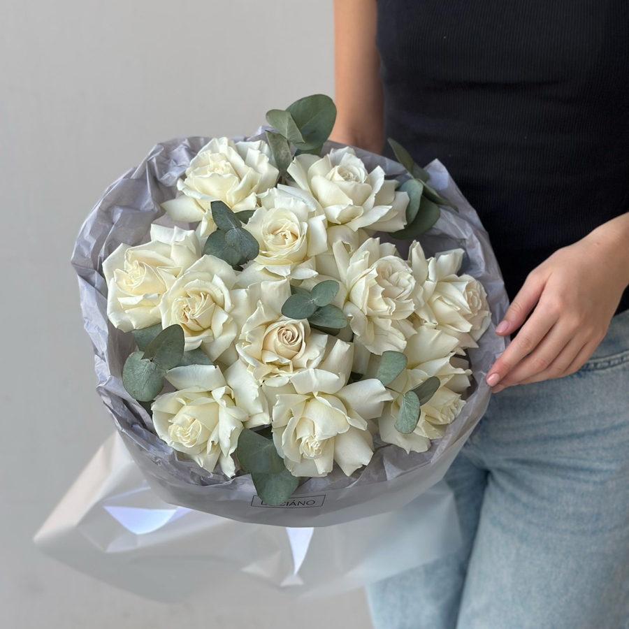 Моно букет из французских роз Playa Blanca - 11шт с эвкалиптом