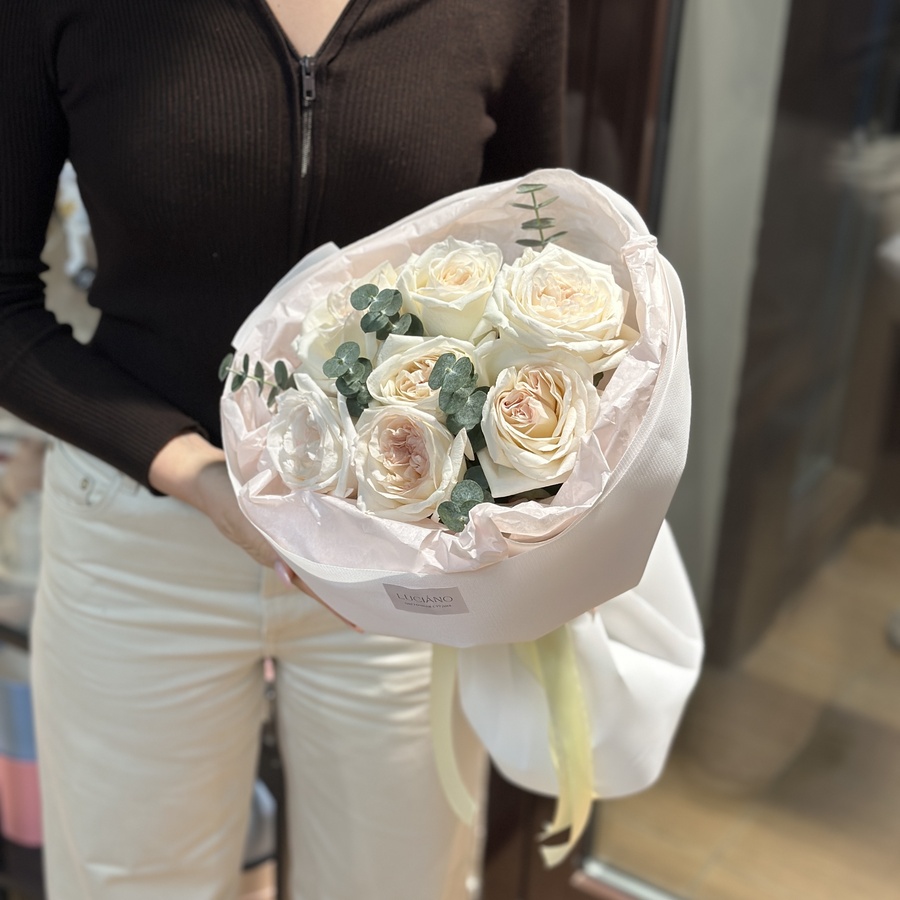 Розы White O’hara и эвкалипт