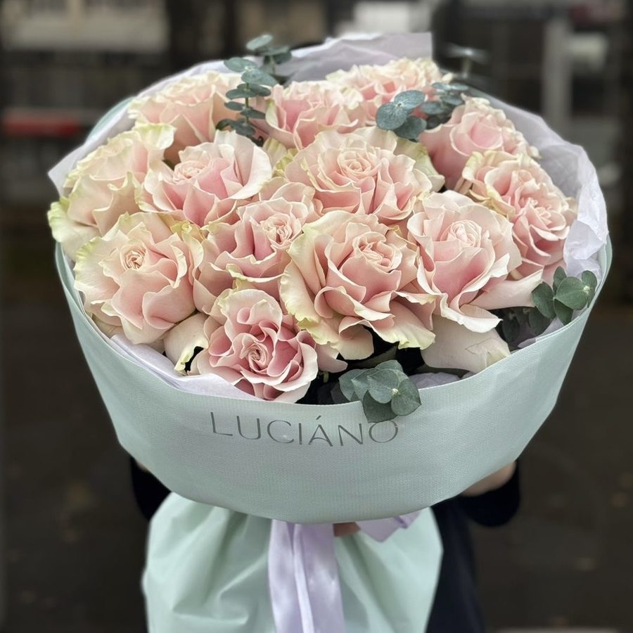 Моно-букет из французских роз Pink Mondial и эвкалипта