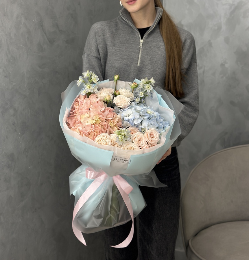 Авторский букет с дельфиниумом