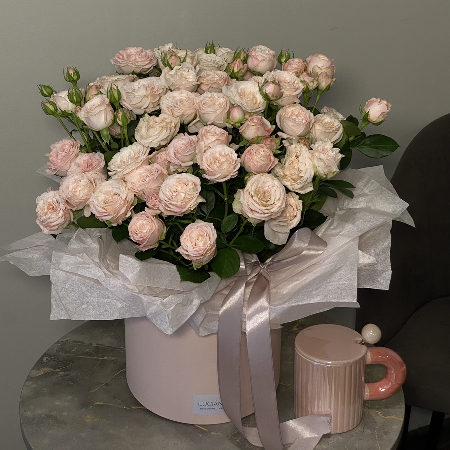 Моно-композиция из кустовых роз