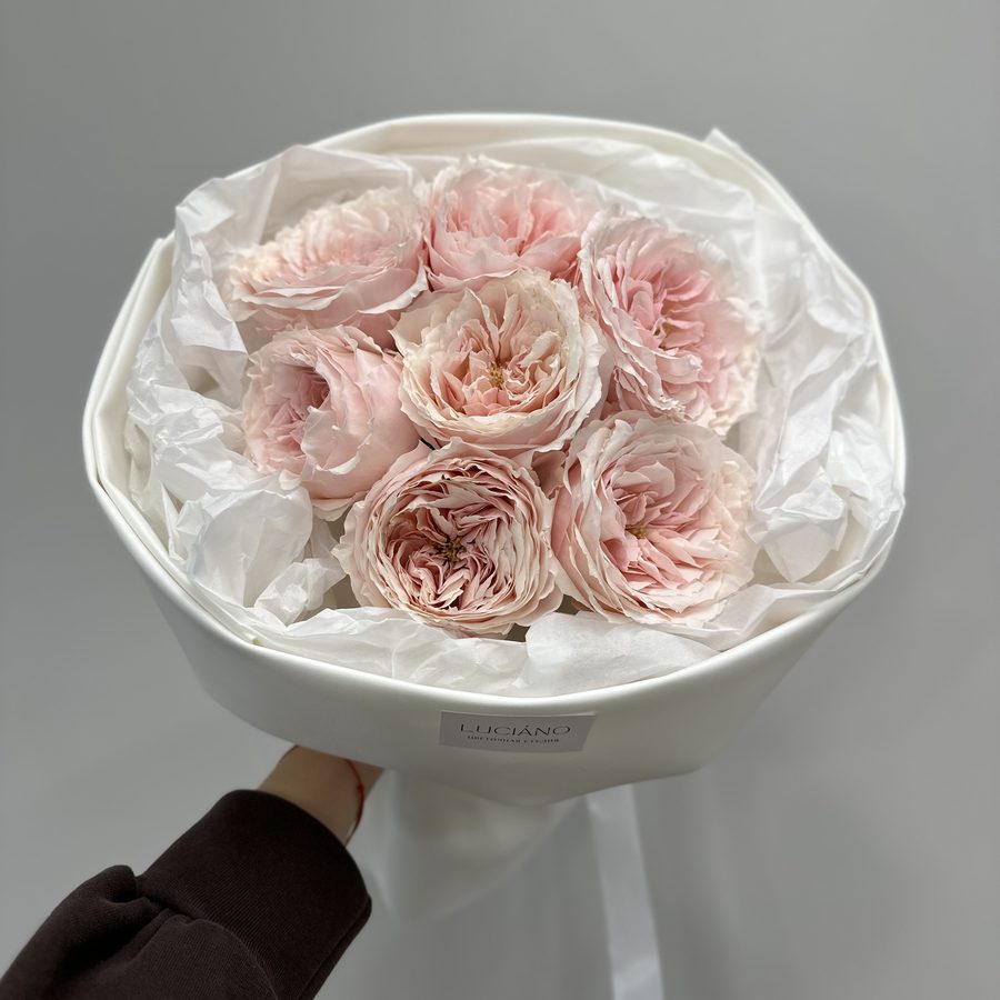 Моно-букет из пионовидных роз Tsumugi -  7 шт