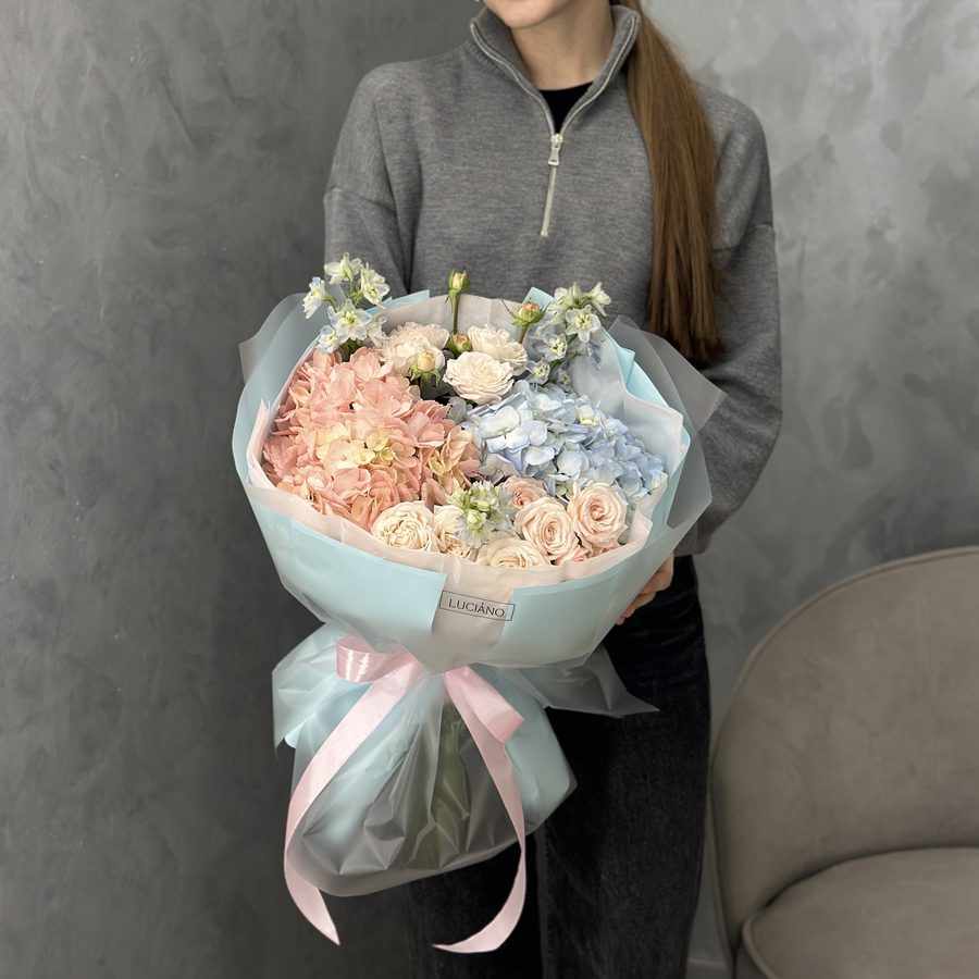 Авторский букет с дельфиниумом