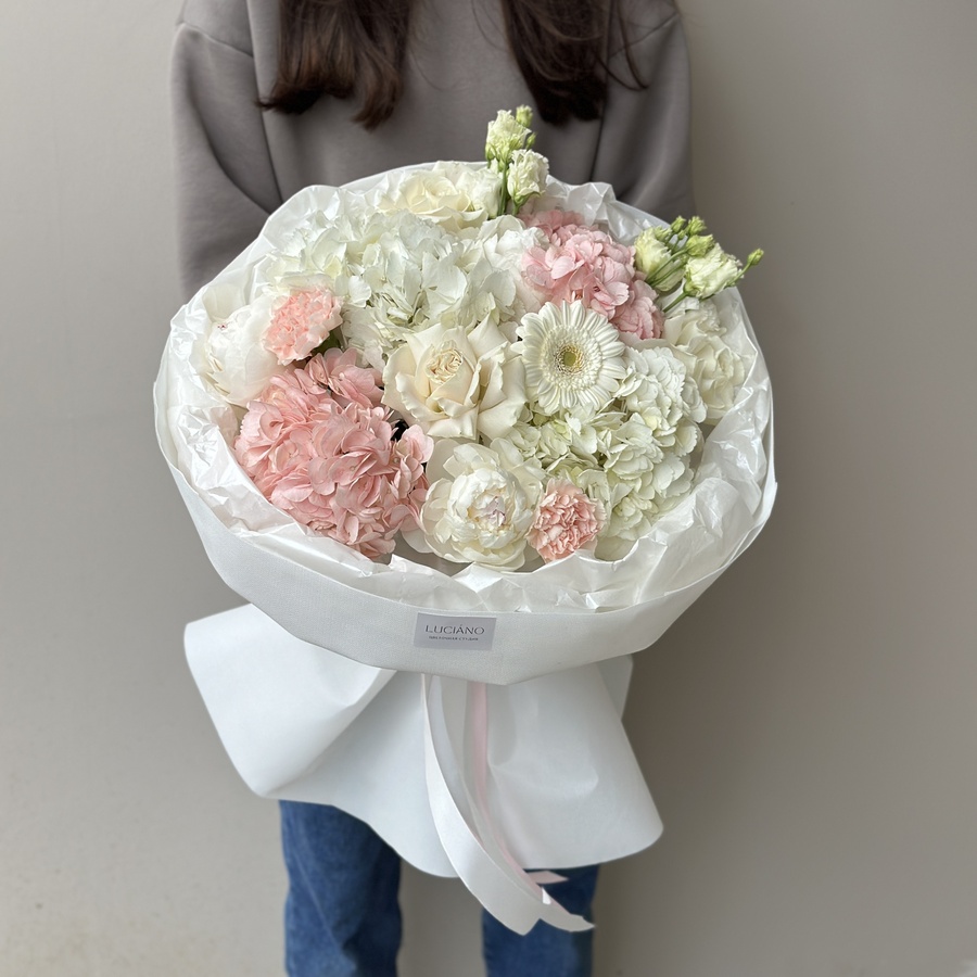 Авторский букет с французскими розами и эустомой