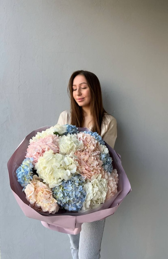 Моно букет из гортензий - 13 шт
