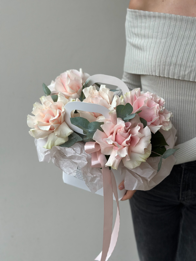 Композиция с французскими розами Pink Mondial и эвкалиптом